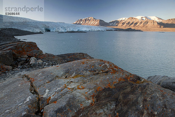 Berg- und Gletscherkulisse am Gletscher Nordenskiöldbreen  Billefjord  Spitzbergen  Norwegen  Skandinavien  Europa