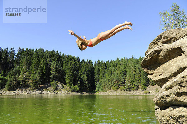 Junges Mädchen  12 Jahre  beim Kopfsprung von Felsen  Kamp  Stausee Ottenstein  Rastenfeld  Niederösterreich  Österreich  Europa