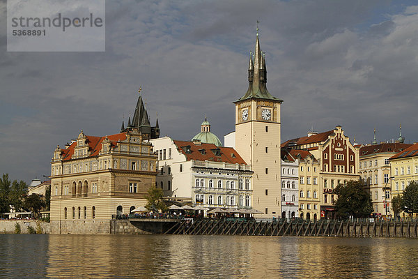 Blick von der Moldau auf die Altstadt  UNESCO Weltkulturerbe  Prag  Tschechische Republik  Europa