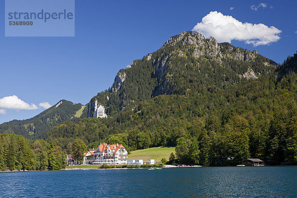 Alpsee mit Tegelberg und Schloss Neuschwanstein  Allgäu  Bayern  Deutschland  Europa