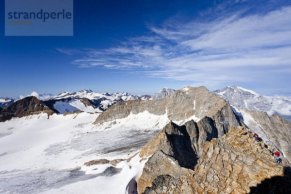 Aussicht beim Aufstieg zum Hohen Angulus  Ortlergebiet  hinten der Ortler  König und Vertainspitz  Südtirol  Italien  Europa