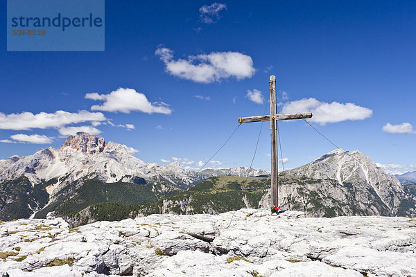 Gipfelkreuz  Monte Piano im Hochpustertal  Dolomiten  hinten die Hohe Gaisl  Südtirol  Italien  Europa