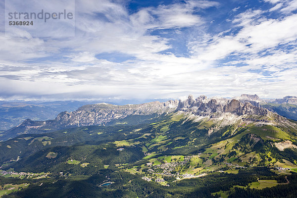 Aussicht bei der Latemarüberschreitung  auf dem Diamantiniturm  hinten die Rosengartengruppe  Dolomiten  Südtirol  Italien  Europa
