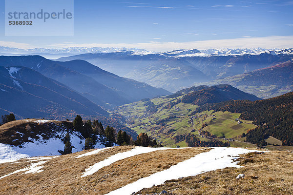 Wanderin macht Rast beim Herrensteig  Kofelwiesen  hinten das Villnösstal  Südtirol  Italien  Europa