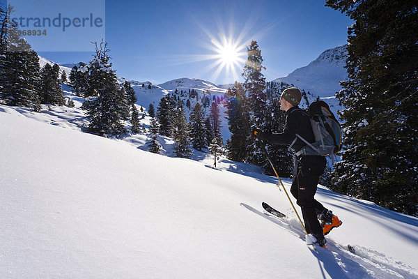 Skitourengeher beim Aufstieg zum Durnholzer Jöchl  Sarntal  hinten das Durnholzer Jöchl  Durnholzer Joch  Südtirol  Italien  Europa