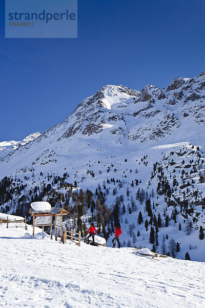 Bergsteiger beim Aufstieg zur Martellerhütte hier bei der Zufallhütte  Martelltal  hinten die Rotspitz  Südtirol  Italien  Europa