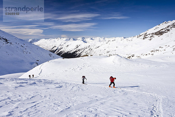 Schneeschuhgeher beim Aufstieg zum Hörtlahner oberhalb von Durnholz  hinten das Sarntal und dessen Gebirge  Südtirol  Italien  Europa