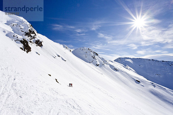 Skitourengeher beim Aufstieg zum Hörtlahner oberhalb von Durnholz  Sarntal  hinten die Jakobspitz  Südtirol  Italien  Europa