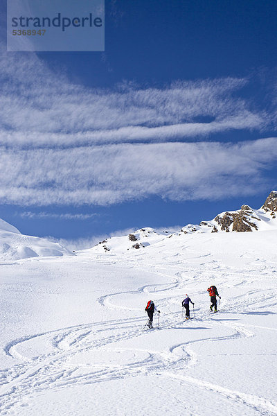 Skitourengeher beim Aufstieg zum Staudenberg Jöchl in Ridnaun oberhalb Schneeberg  Sterzing  Südtirol  Italien  Europa