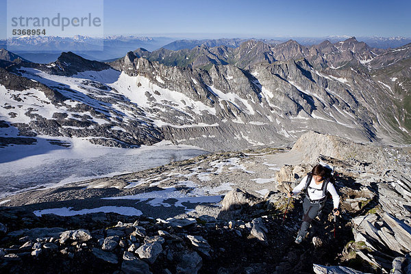Aussicht beim Aufstieg zum Hochfeiler  Pfitschertal  hinten Pfitschertal  Eisacktal und Wipptal sowie die Dolomiten  Marmolata  Südtirol  Italien  Europa