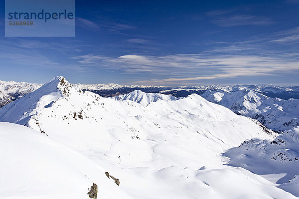 Auf dem Hörtlahner oberhalb von Durnholz  Sarntal  hinten das Tagwaldhorn  Südtirol  Italien  Europa