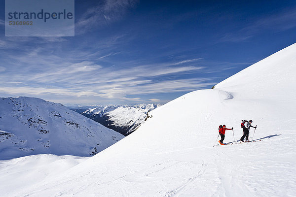 Skitourengeher beim Aufstieg zum Hörtlahner oberhalb von Durnholz  hinten das Sarntal und dessen Gebirge  Südtirol  Italien  Europa