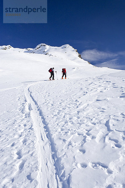 Skitourengeher beim Aufstieg zum Hörtlahner oberhalb von Durnholz  Sarntal  Südtirol  Italien  Europa