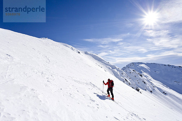 Skitourengeher beim Aufstieg zum Hörtlahner oberhalb von Durnholz  Sarntal  hinten die Jakobspitz  Südtirol  Italien  Europa