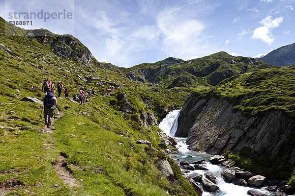 Bergsteiger oberhalb der Timmelsalm  beim Aufstieg zur Müllerhütte über das Passeiertal von der Timmelsjochstraße  Südtirol  Italien  Europa