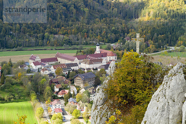 Blick auf Petersfels und Kloster Beuron  oberes Donautal  Landkreis Sigmaringen  Baden-Württemberg  Deutschland  Europa