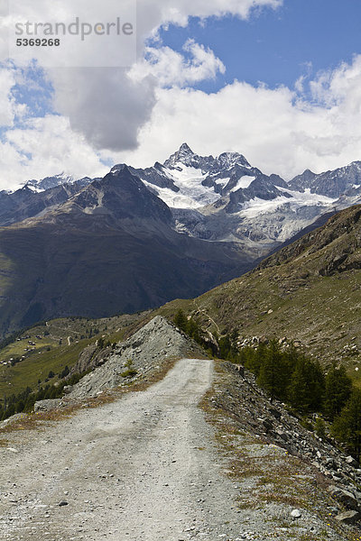 Bergweg auf der Sunnegga mit Blick auf Zinalrothorn  Zermatt  Kanton Wallis  Schweiz  Europa Kanton Wallis