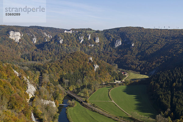 Blick vom Aussichtspunkt Rauher Stein bei Irndorf in das obere Donautal in Richtung Burg Wildenstein  Naturpark Obere Donau  Landkreis Sigmaringen  Baden-Württemberg  Deutschland  Europa
