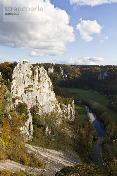 Naturschutzgebiet Stiegelesfels bei Friedingen an der Donau  Blick auf Stiegelesfels und Donau  Naturpark Obere Donau  Landkreis Tuttlingen  Baden-Württemberg  Deutschland  Europa