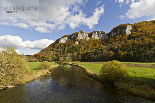 Ypsilonfels  Wagenburgfels  Adlerfels und Alte Hausener Wand von links  über der Donau  Kalksteinfelsen bei Hausen im Tal  Naturpark Obere Donau  Landkreis Sigmaringen  Baden-Württemberg  Deutschland  Europa