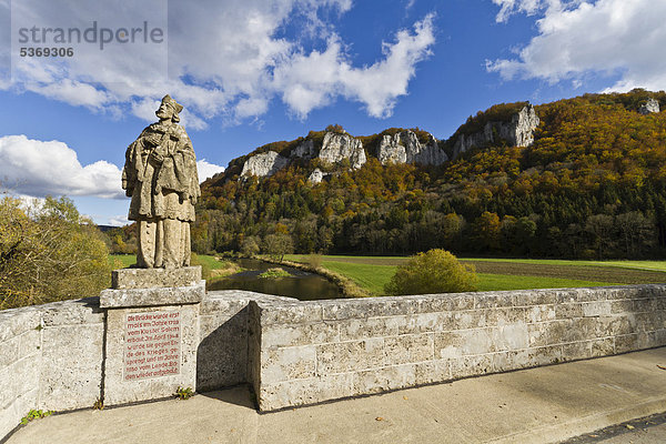 Die Hl. Nepomukstatue auf der Brücke in Hausen im Tal  Naturpark Obere Donau  Landkreis Sigmaringen  Baden-Württemberg  Deutschland  Europa