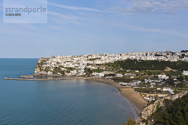 Küste bei Peschici  hinten die Stadt Peschici  Provinz Foggia  Apulien  Puglia  Gargano  Adria  Italien  Europa