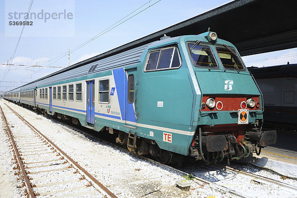 Zug der italienischen Eisenbahn  Trenitalia  Italien  Europa