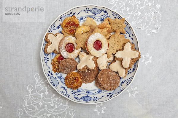 Christmas plate with Christmas cookies  jam cookies  butter S  florentine  bear paw biscuits