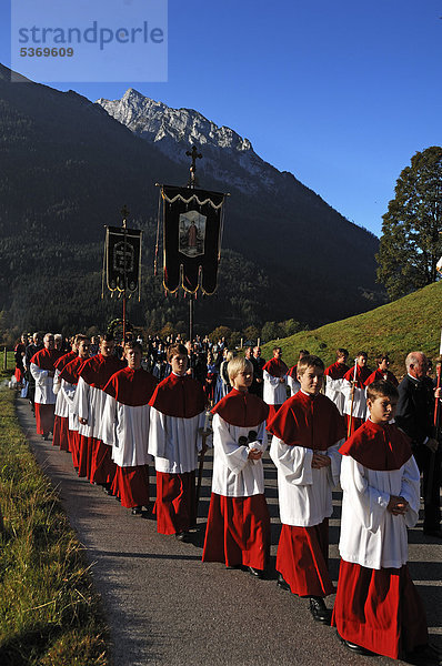 Messdiener bei Erntedank-Prozession in Ramsau  Oberbayern  Bayern  Deutschland  Europa