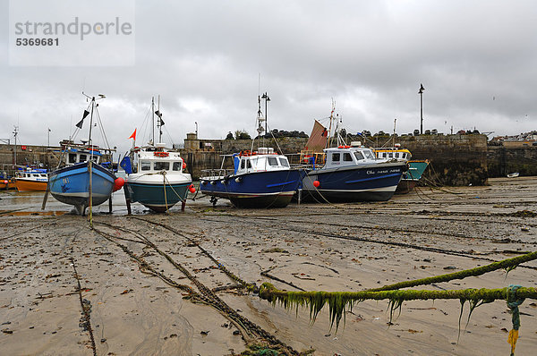 Fischerboote bei Ebbe im Hafen von Newquay  Cornwall  England  Großbritannien  Europa