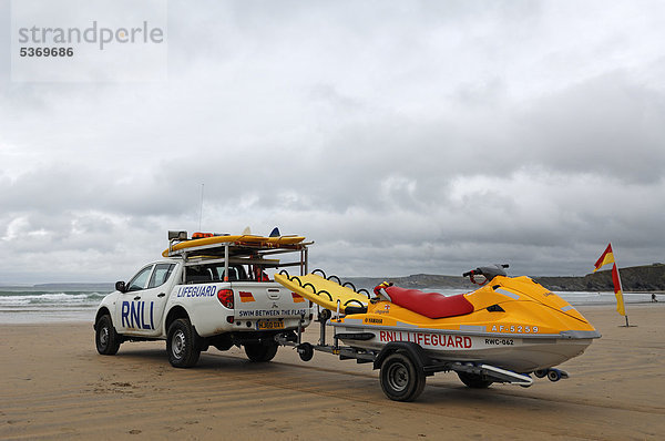 Fahrzeug und Boot der Lifeguard  Strandwache  bei stürmischem Wetter am Strand von Newquay  Cornwall  England  Großbritannien  Europa