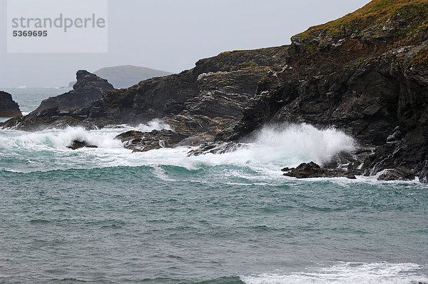 Wellen bei aufkommender Flut in einer Bucht bei Newquay  Cornwall  England  Großbritannien  Europa