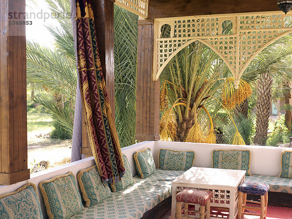 Traditionelle  marokkanische Dekoration in einem Riad eines im Kasbah-Stil umgebauten Hotels  Agdz  Draa-Tal  Marokko  Nordafrika  Afrika