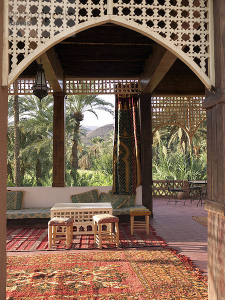 Traditionelle  marokkanische Dekoration in einem Riad eines im Kasbah-Stil umgebauten Hotels  Agdz  Draa-Tal  Agdz  Marokko  Nordafrika  Afrika