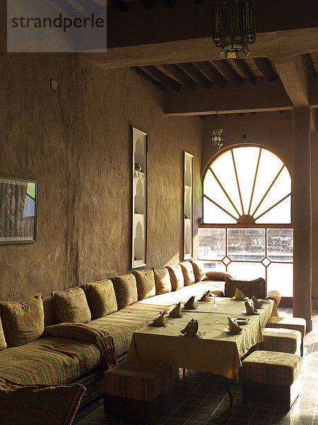 Traditionelle  marokkanische Dekoration in einem Riad eines im Kasbah-Stil umgebauten Hotels  Agdz  Draa-Tal  Marokko  Nordafrika  Afrika