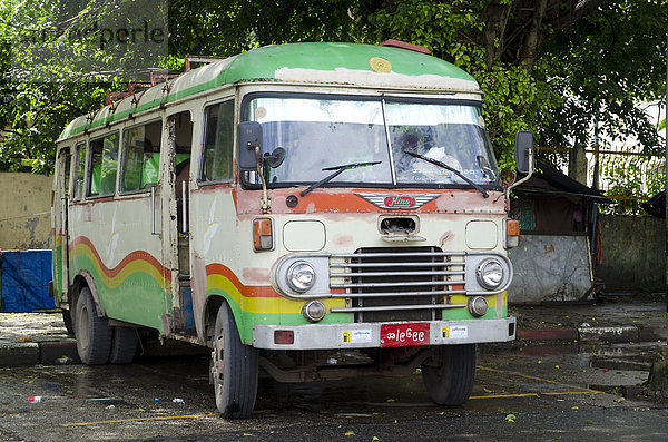 Bunt bemalter alter rostiger Bus der Marke Hino  Yangon  Rangun  Myanmar  Birma  Burma  Südostasien  Asien