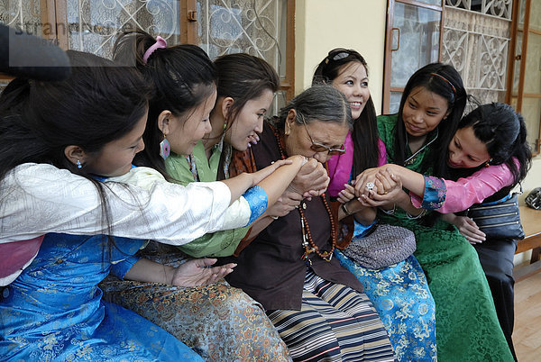 Tibetische Teilnehmerinnen und spätere Gewinnerin des Schönheitwettbewerbes Miss Tibet in Exile Wahl 2011  Tenzin Yangkyi in Dharamsala im Gespräch mit der Schriftstellerin Ama Ade  McLeod Ganj  Himachal Pradesh  Himalaya  Indien  Asien