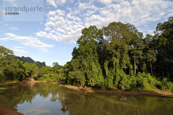Subtropische Flusslandschaft in der Nähe der 7  5 km langen Höhle Tham Konglor  Tham Kon Lor  im dichten subtropischen Regenwald  Khammouane  Laos  Südostasien  Asien
