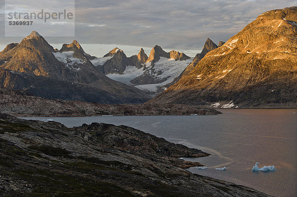 Schroffe Berglandschaft bei Tiniteqilaaq  Seitenarm des Sermilik-Fjords  Ostgrönland  Grönland