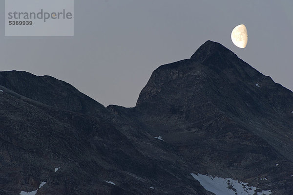Mondaufgang  bei Tiniteqilaaq  Halbinsel Ammassalik  Sermilik-Fjord  Ostgrönland  Grönland