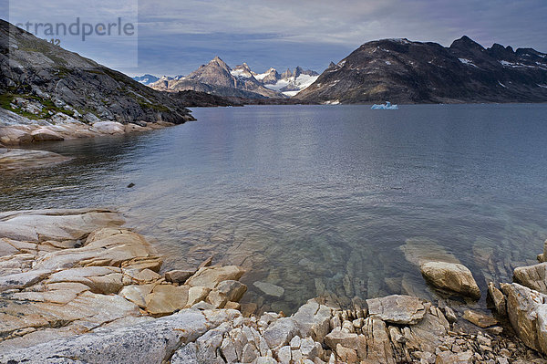 Schroffe Berglandschaft bei Tiniteqilaaq  Seitenarm des Sermilik-Fjords  Ostgrönland  Grönland