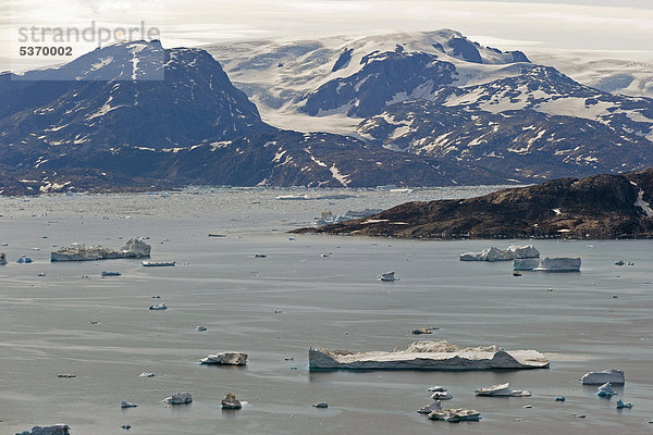 Eisberge bei Tiniteqilaaq  vor der Halbinsel Ammassalik  Sermilik-Fjord  Ostgrönland  Grönland
