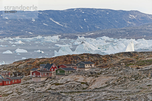 Eisberge  Inuit-Siedlung Tiniteqilaaq  Sermilik-Fjord  Ostgrönland  Grönland