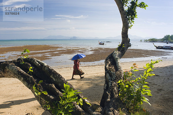 Frau geht am Strand bei Ebbe  Insel Ko Muk oder Ko Mook  Trang  Thailand  Südostasien  Asien