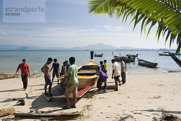 Fischer bringen ein neues Boot zu Wasser  Insel Ko Muk oder Ko Mook  Trang  Thailand  Südostasien  Asien