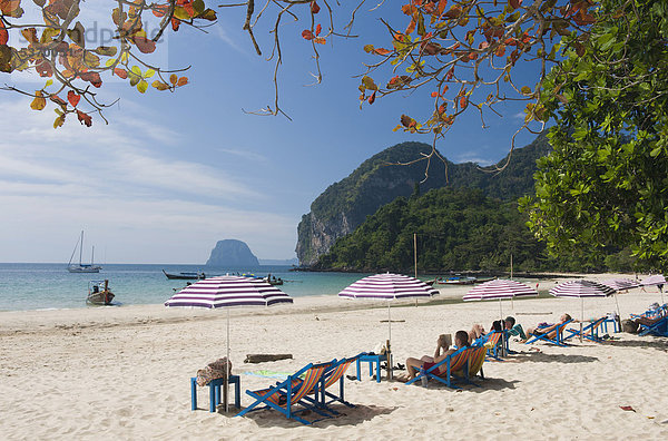 Liegestühle und Sonnenschirme am Sandstrand  Farang Beach  Insel Ko Muk oder Ko Mook  Trang  Thailand  Südostasien  Asien