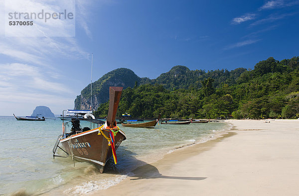 Longtailboot am Sandstrand  Farang Beach  Insel Ko Muk oder Ko Mook  Trang  Thailand  Südostasien  Asien