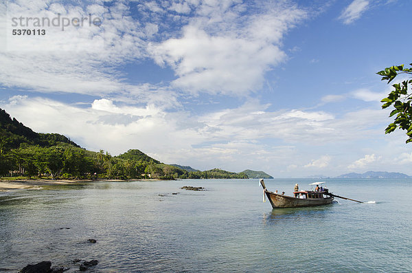 Longtailboot fährt zum Strand  Long Beach  Insel Ko Yao Noi  Phang Nga  Thailand  Südostasien  Asien