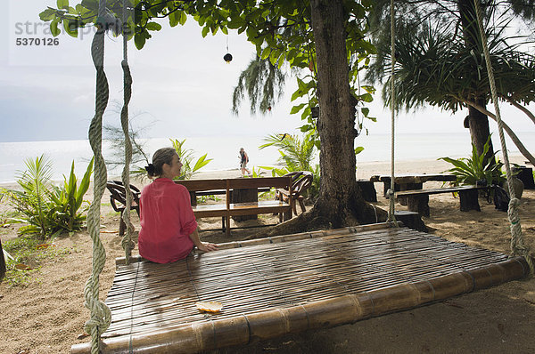Frau sitzt an der CoCo Strandbar  Insel Ko Jum oder Ko Pu  Krabi  Thailand  Südostasien  Asien