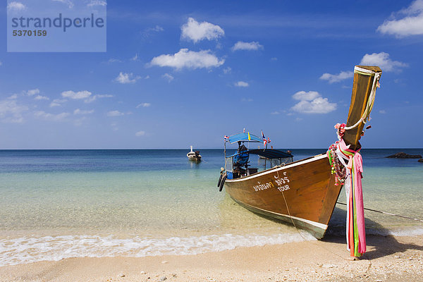 Longtailboot am Sandstrand  Golden Pearl Beach  Insel Ko Jum oder Ko Pu  Krabi  Thailand  Südostasien  Asien